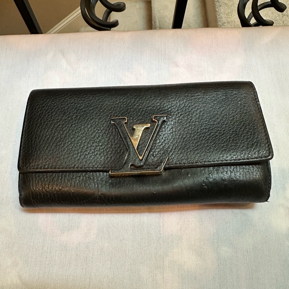 Authentic Louis Vuitton Black Pebbled Leather Capucines Wallet